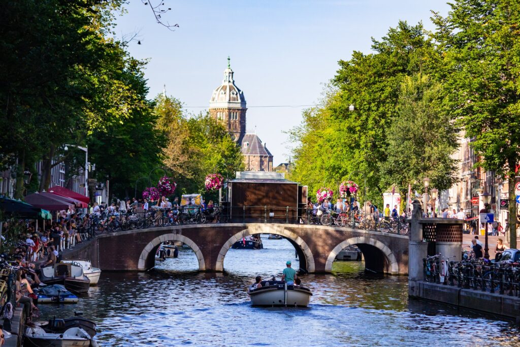 Eine Grachtenfahrt in Amsterdam ist eine romantische Aktivität